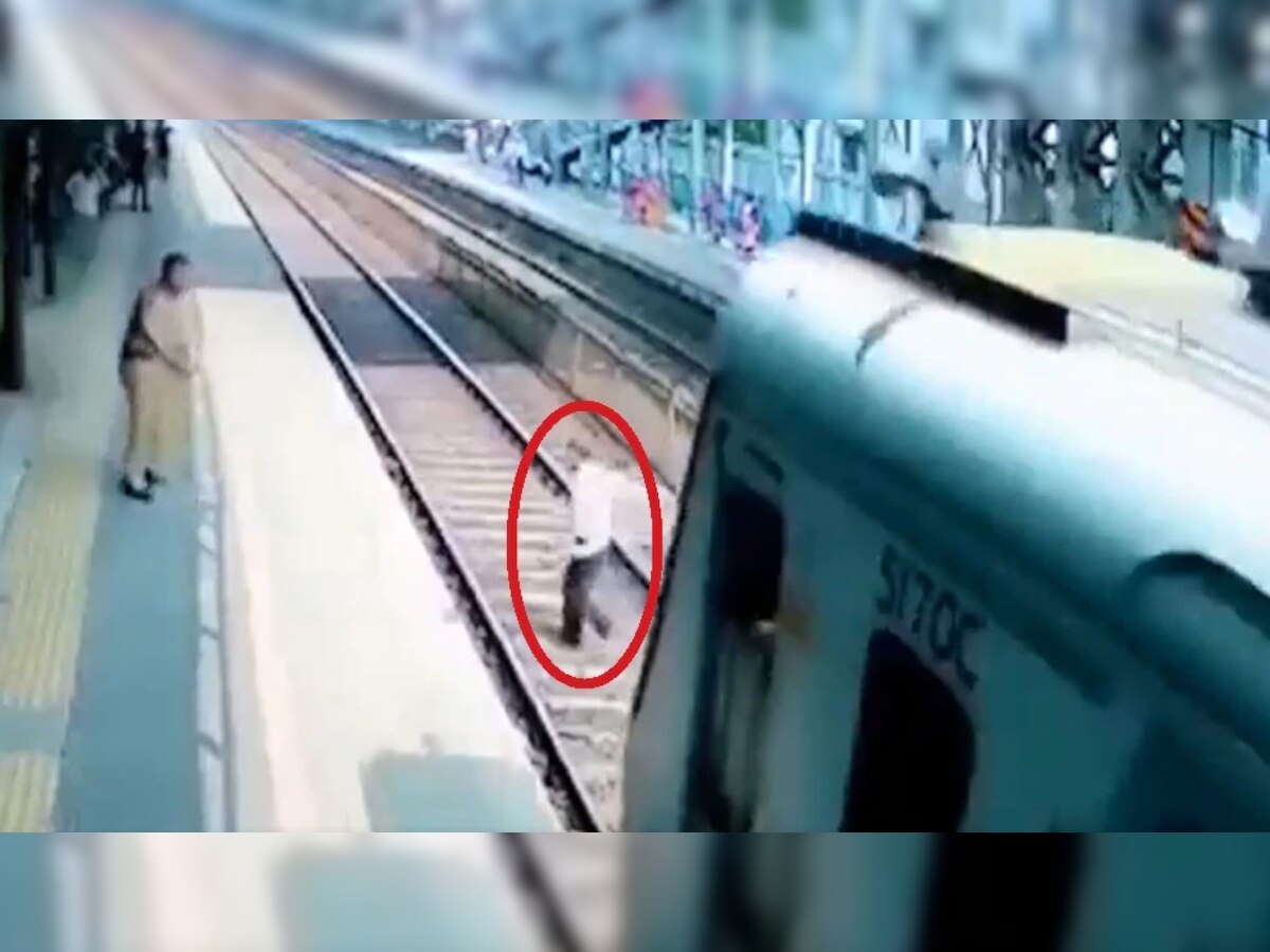 Shocking Video: रेल्वे ट्रॅक क्रॉस करतना निघालं बूट, तितक्यात ट्रेन आली आणि... title=