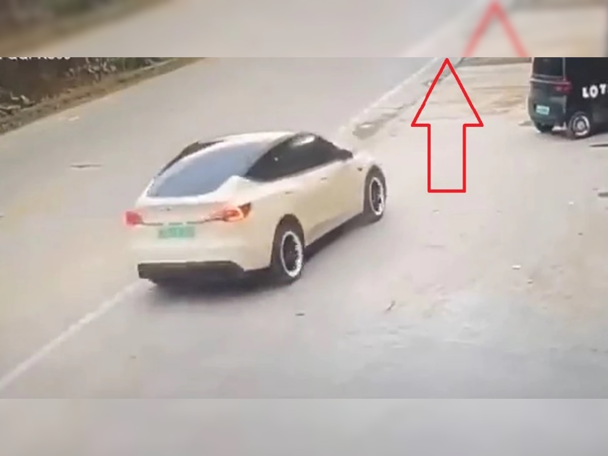 Tesla च्या विना ड्रायव्हर कारचा रस्त्यावर धिंगाणा, सोशल मीडियावर धक्कादायक Video Viral title=