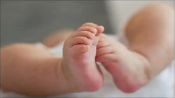 आंघोळीसाठी काढून ठेवलेलं गरम पाणी अंगावर सांडल्यानं दहा महिन्याच्या चिमुकलीचा मृत्यू