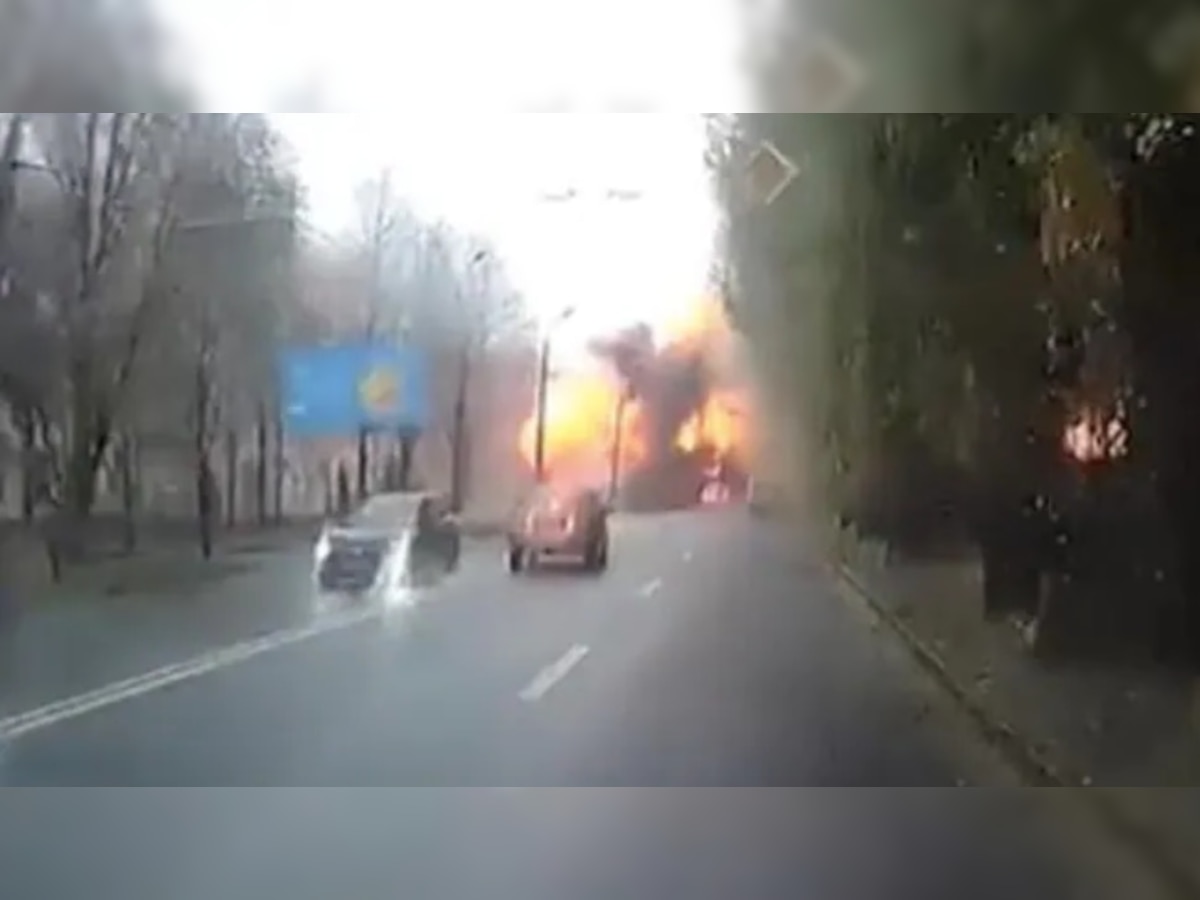 Russia-Ukraine War: रस्त्यावरुन कार जात असताना अचानक पडलं क्षेपणास्त्र, व्हिडिओ पाहिल्यावर बसेल मोठा धक्का title=