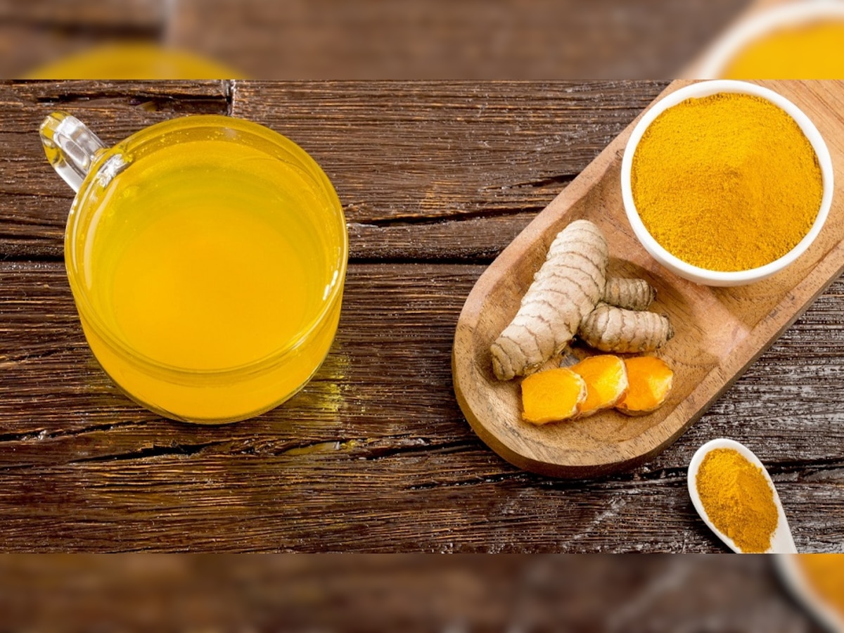 Turmeric Water: सुटलेल पोट कमी करायचंय, सकाळी रिकाम्या पोटी प्या 'हे' पाणी  title=