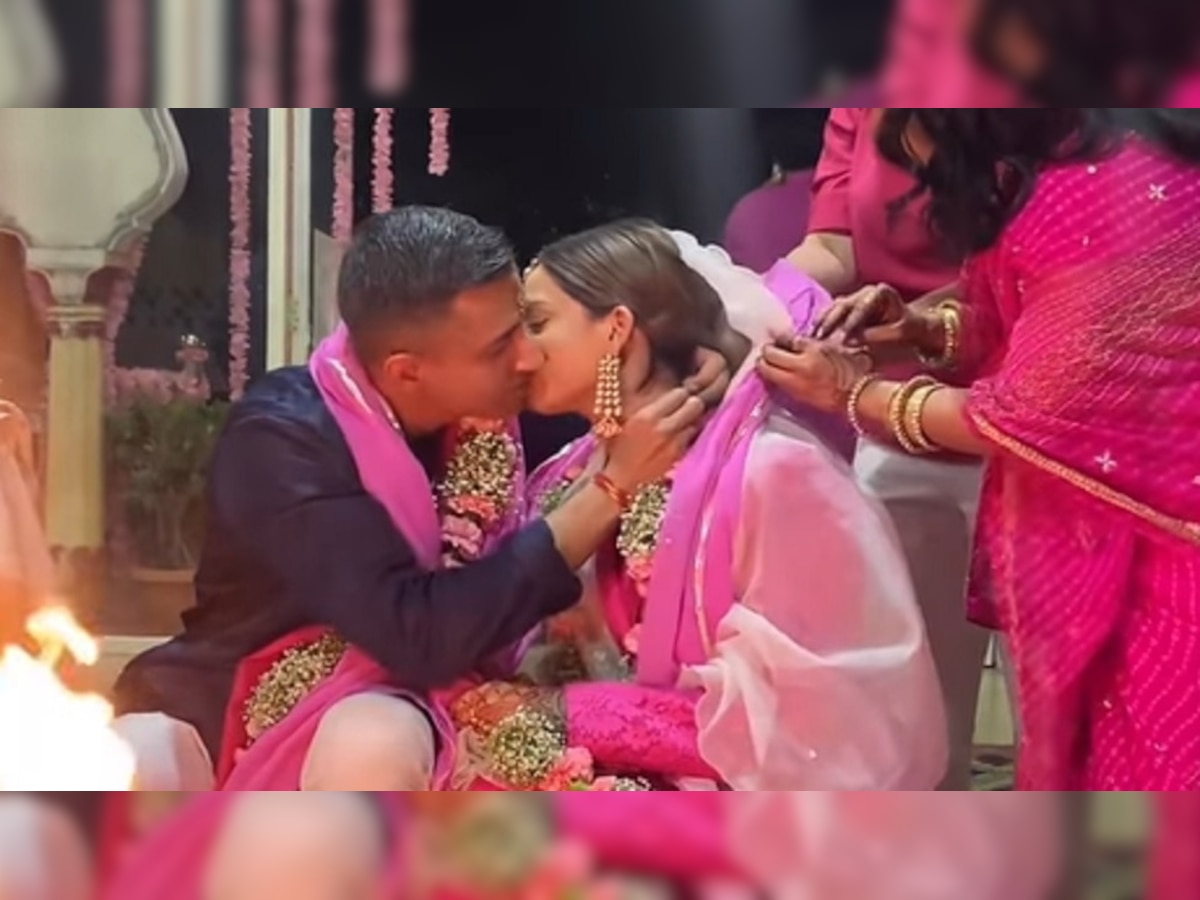 Bride Groom Kiss: मंडपातच वधू-वर झालेत रोमँटिक, दोघेही स्वतःला रोखू शकले नाहीत आणि ... title=