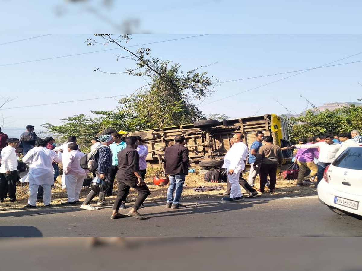 रायगडमध्ये भीषण अपघात; शिक्षकांच्या पिकनिकची बस उलटून 7 जण जखमी title=