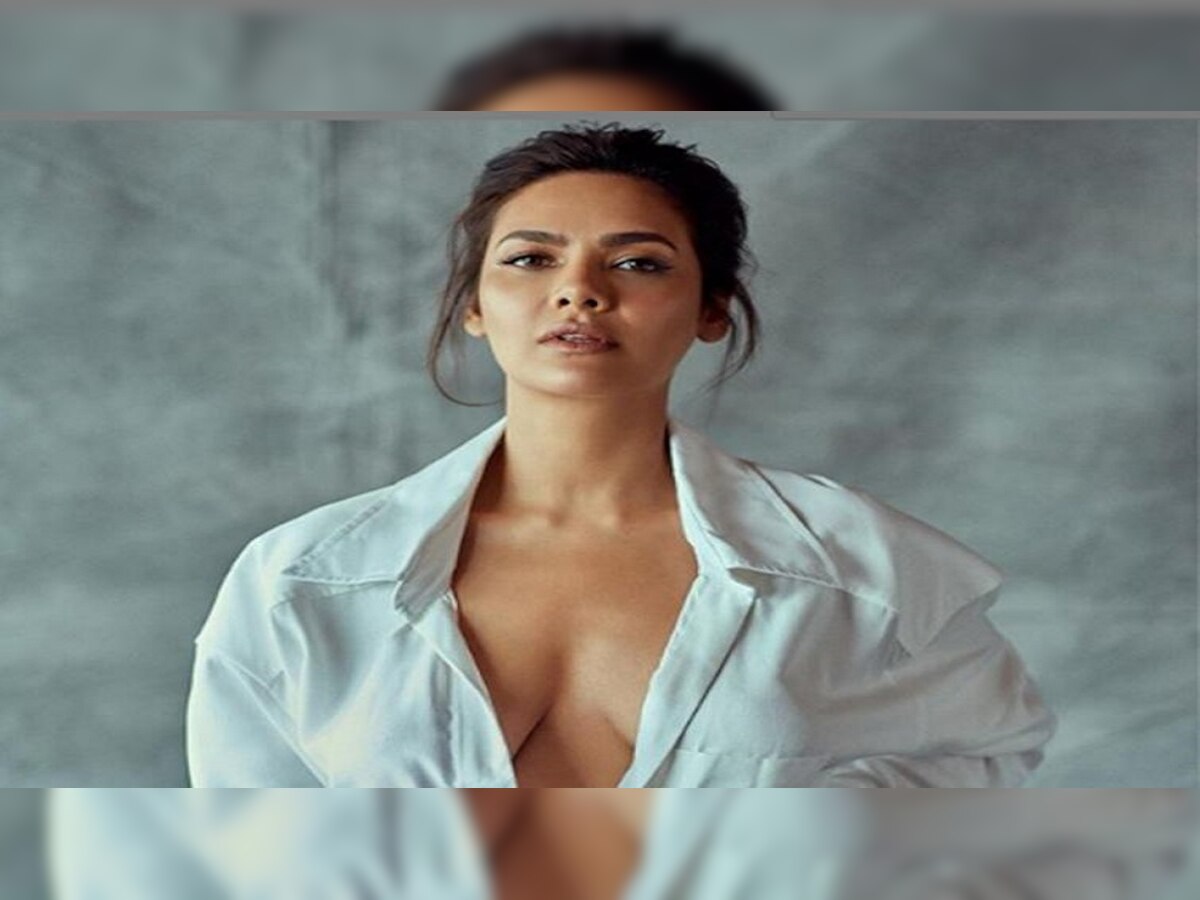 Esha Gupta Break All Limits Of Hotness Share Bold Bathroom Selfi Aashram 3