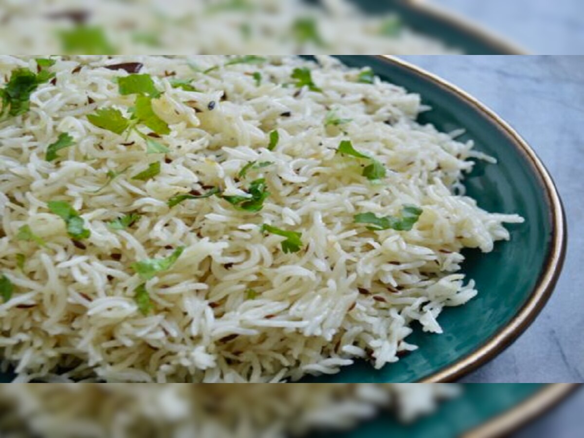 Cooking tips: घरी शिजलेला भात नेहमी चिकट होतो का ? 'या' टिप्स वापरून बनवा सुटसुटीत - मोकळा भात title=