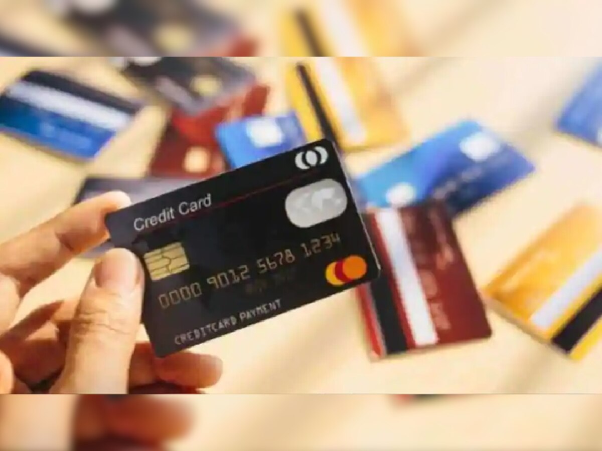 तुम्ही एकापेक्षा जास्त Credit Card वापरता! याबाबत जाणून घ्या अन्यथा नुकसान झालंच समजा title=
