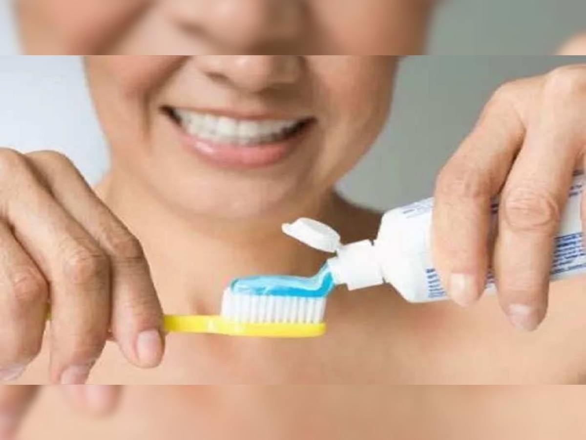 दात घासताना टूथपेस्टचा जास्त वापर करत असाल तर थांबा, जाणून घ्या परिणाम title=