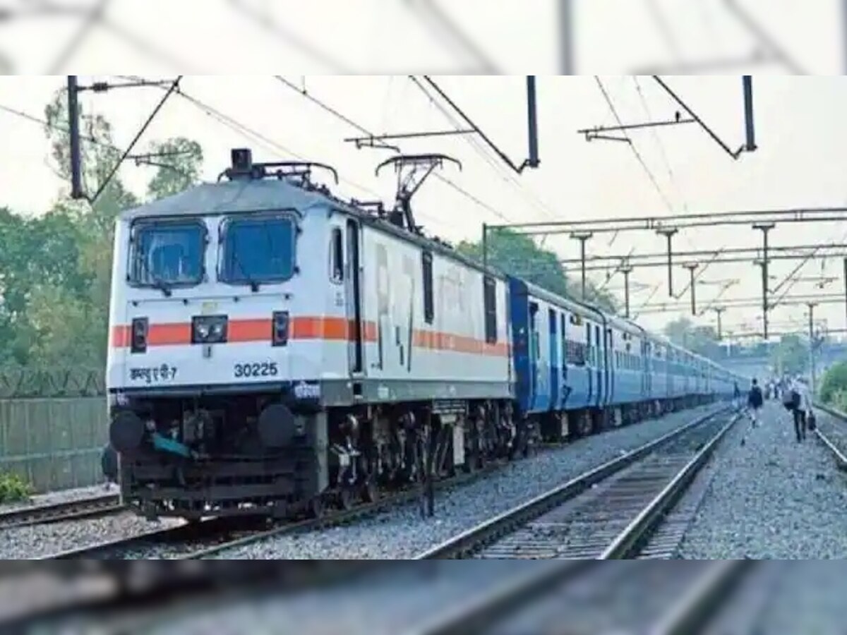 Railway News: रेल्वे प्रवाशांसाठी खुशखबर; मध्य रेल्वेकडून मोठी घोषणा  title=