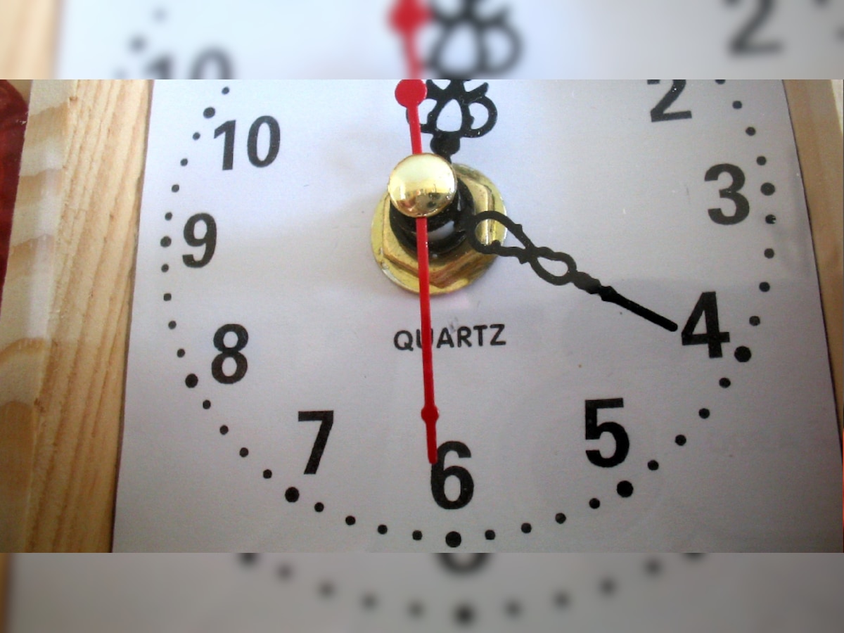 Quartz clock : घडाळ्यामध्ये Quartz हा शब्द का लिहिलेला असतो? जाणून घ्या रंजक कहाणी! title=