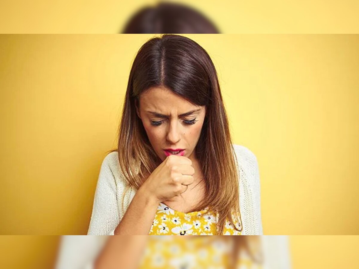 Dry Cough: कोरड्या खोकल्यामुळे रात्री झोप येत नाही, या घरगुती उपायांनी मिळेल आराम  title=