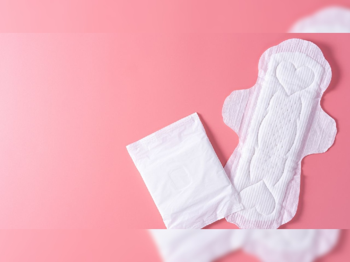 Periods असल्यावर एकाच वेळी 2 Sanitary Pads वापरणं योग्य की अयोग्य? title=