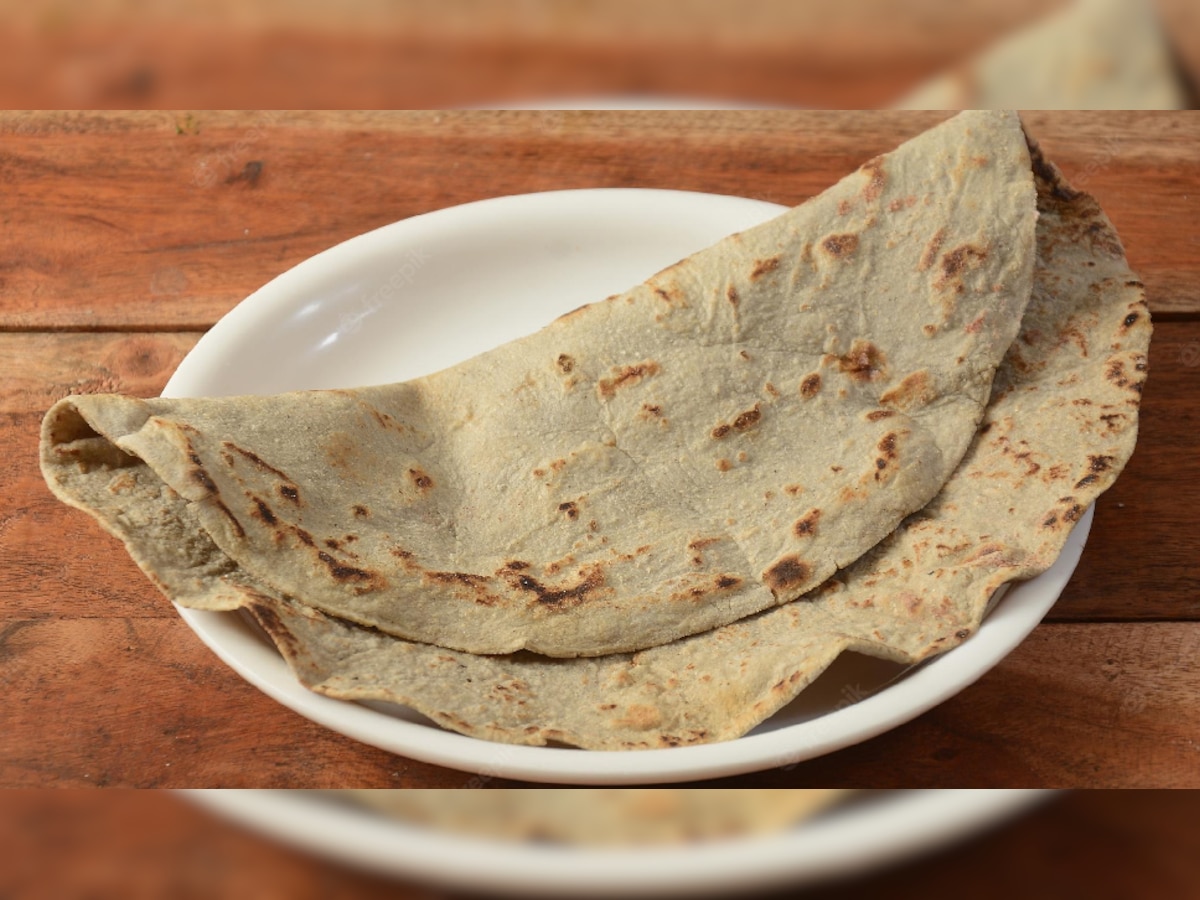 Chapati -Bhakri : तुम्हीही चपातीऐवजी भाकरीची निवड करता? तुमच्या आरोग्यासाठी काय खाणं ठरतं फायदेशीर title=