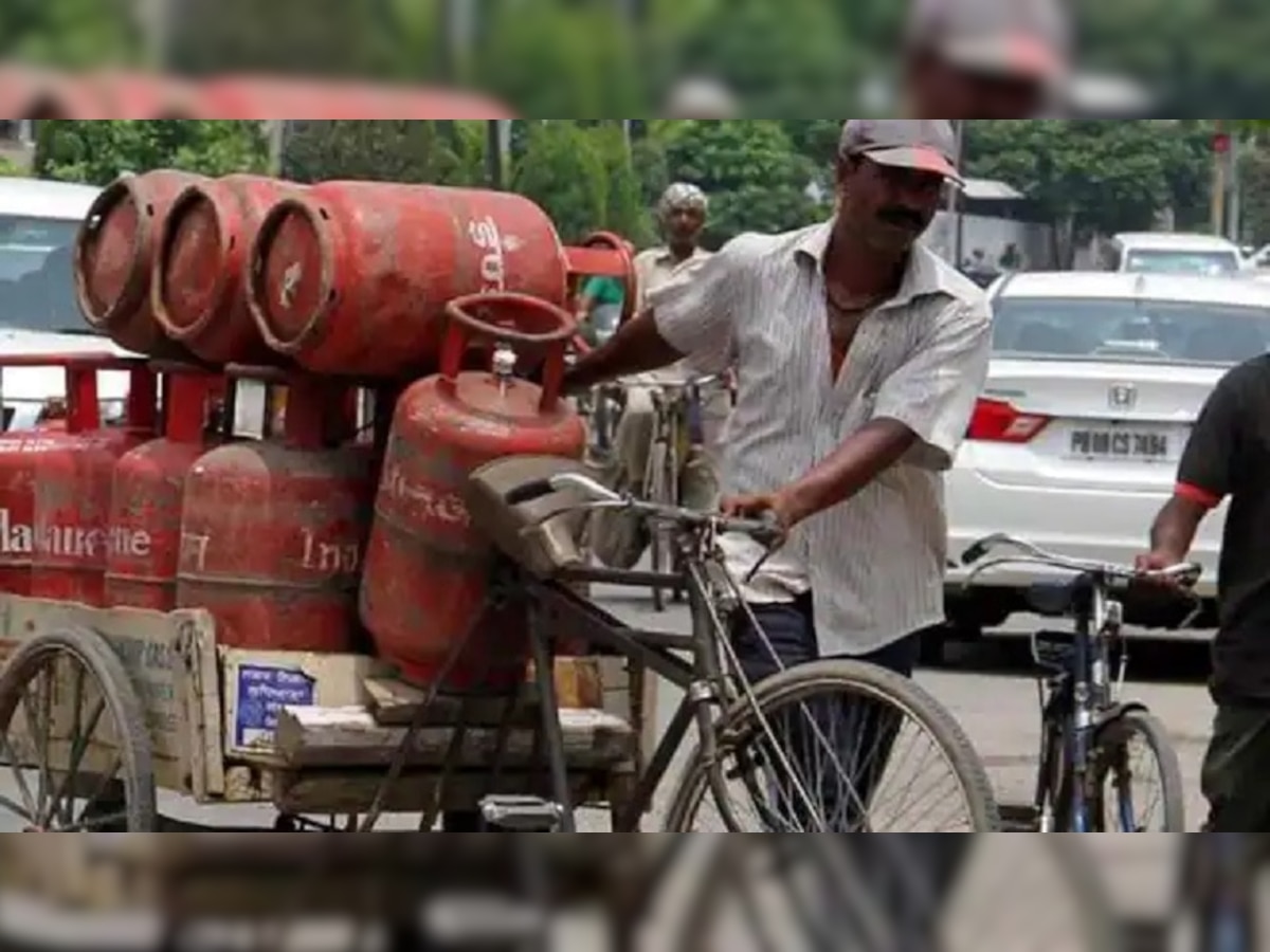 Gas Cylinder Price: LPG ग्राहकांना मोठा दिलासा, पाहा कितीने सिलिंडर स्वस्त?  title=