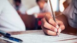 Viral News: विद्यार्थ्याने कबीरदास यांच्यावर लिहिला निबंध, सोशल मीडियावर व्हायरल