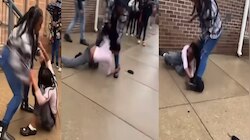 Girls Fight Video  : भररस्त्यात WWE चा थरार! भारतीय तरुणींना मागे टाकेल अशी विदेशी तरुणींची मारामारी