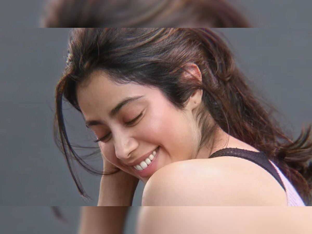 नो मेकअप लूकमध्ये Janhvi Kapoor ने कोणा समोर टेकवलं डोकं; Video Viral  title=