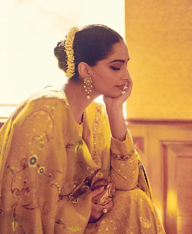 Bollywood Actress Sonam Kapoor Photos After Pregnancy looks stunning and vibrant in her ethnic dress 