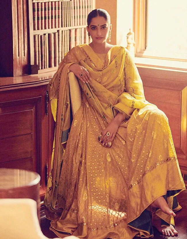 Bollywood Actress Sonam Kapoor Photos After Pregnancy looks stunning and vibrant in her ethnic dress 