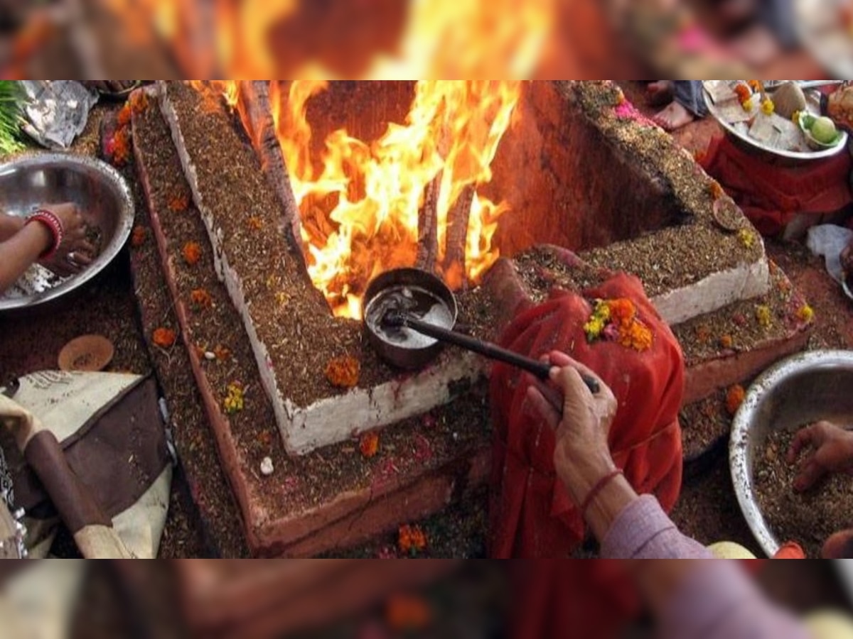 Havan Upay: हवनमधील राख असते प्रभावशाली, 'या' उपयांमुळे आर्थिक स्थिती सुधारेल! title=