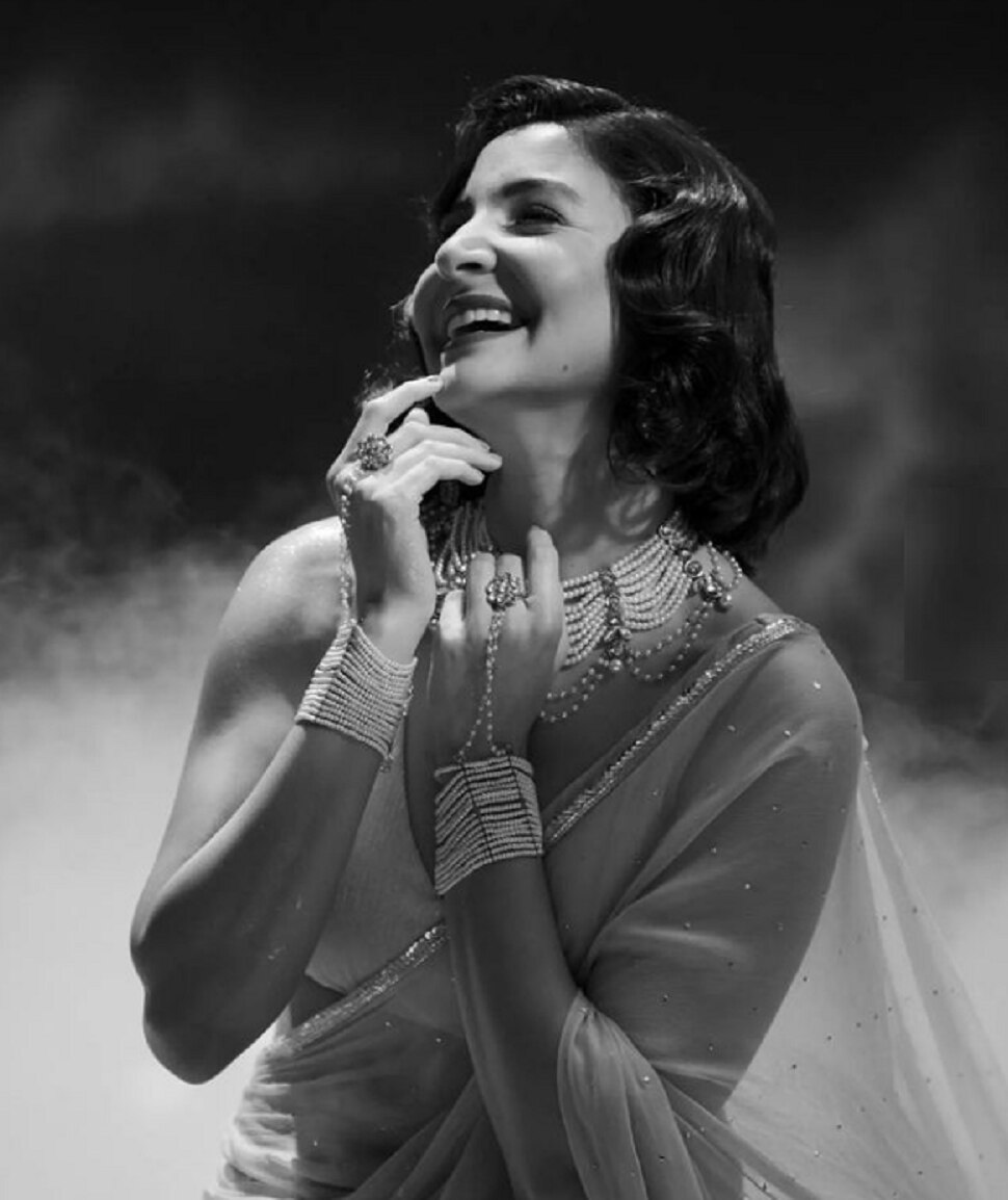 Bollywood Actress Anushka sharma shares her vintage look 