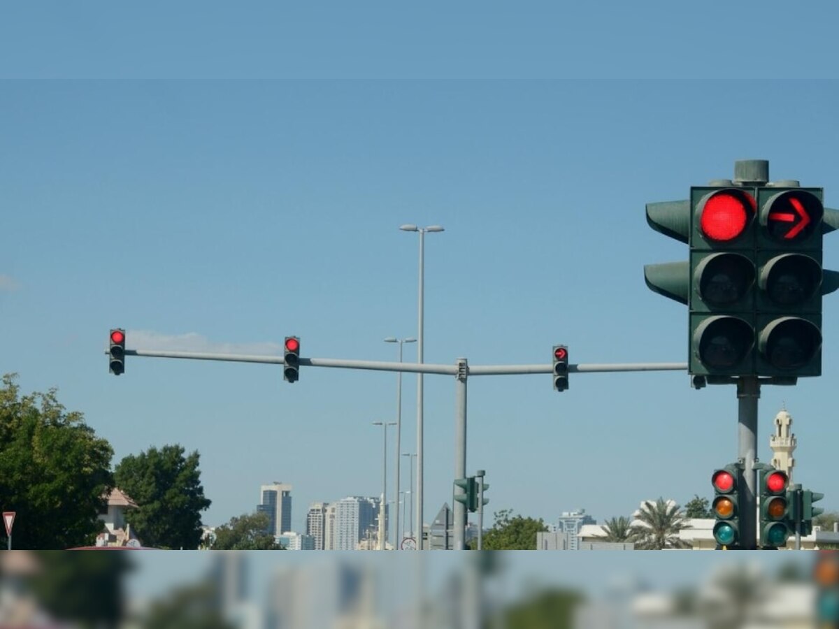 Signal : कधी कधी Red Light ची होती चूक, असे असताना कापले जाते चालान; असे करा चेक title=