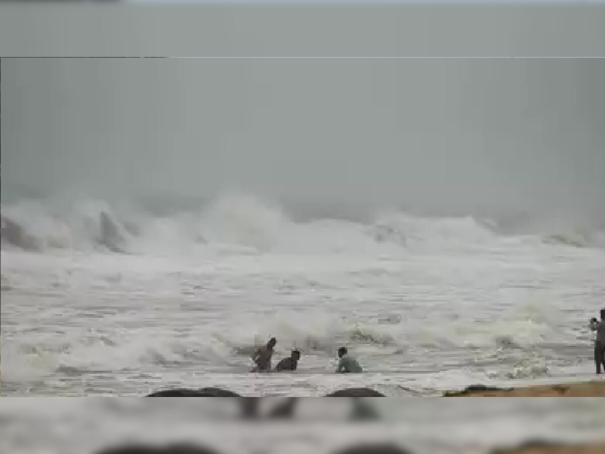 Cyclone Mandous : हिवाळ्यात पावसाळा ! महाराष्ट्रातल्या 'या' भागात अवकाळी पावसाचं संकट title=