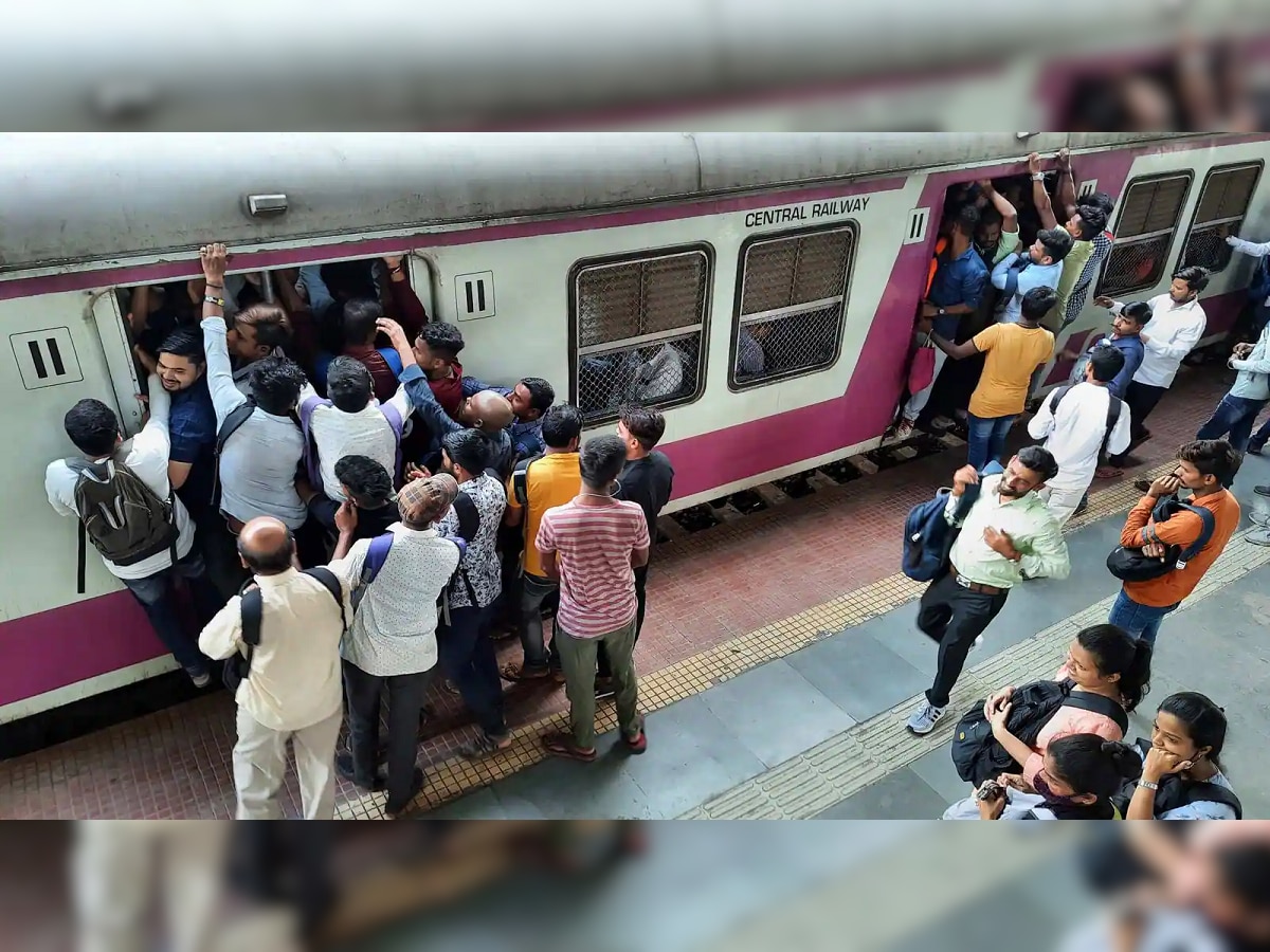 Mumbai Railway News : आज लोकलने प्रवास करणार असाल तर ही बातमी वाचा! title=