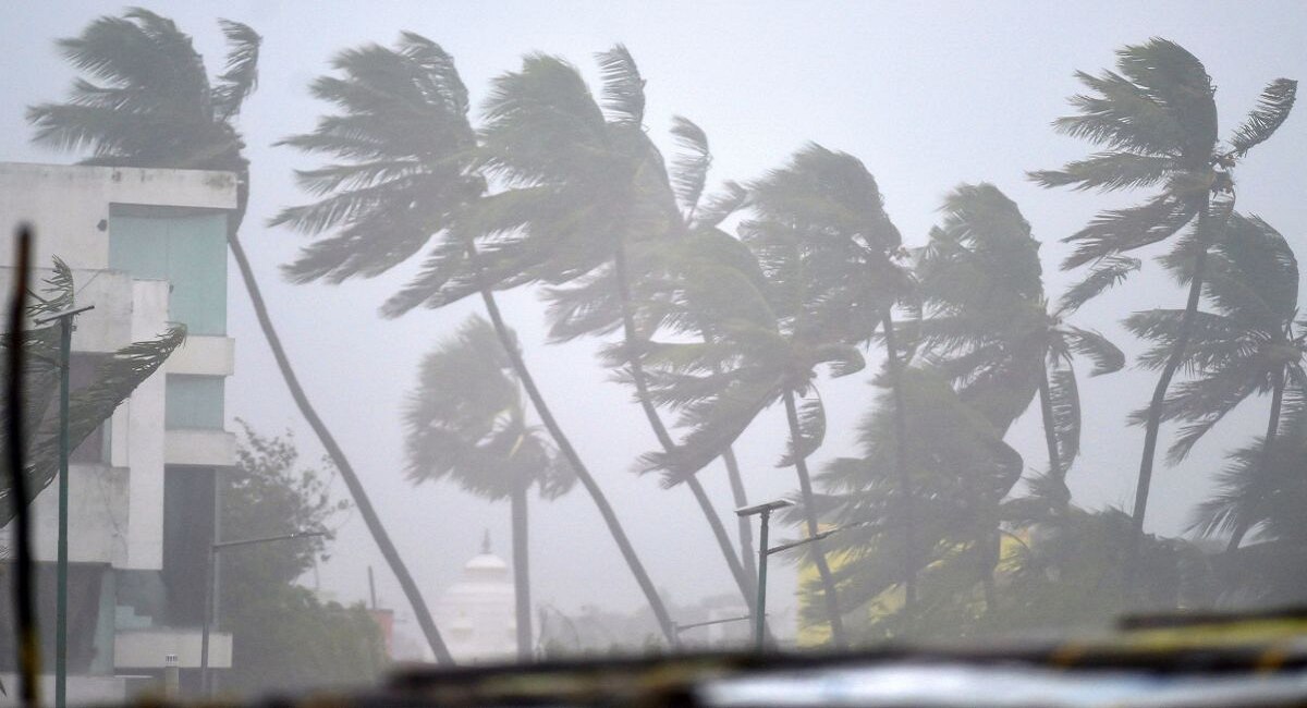 imd-mandous-cyclone-storm-high-alert-and-rain-predictions-in-konkan-and