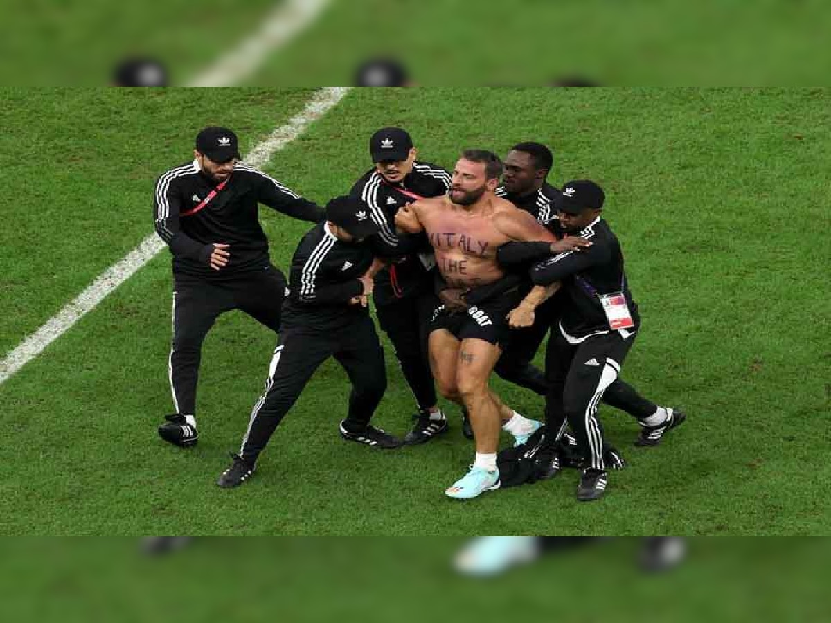 FIFA World Cup : अर्जेंटीना-नेदरलँड सामन्यात Exstra धमाल, कपडे उतरवून मैदानात घुसला Porn Star title=