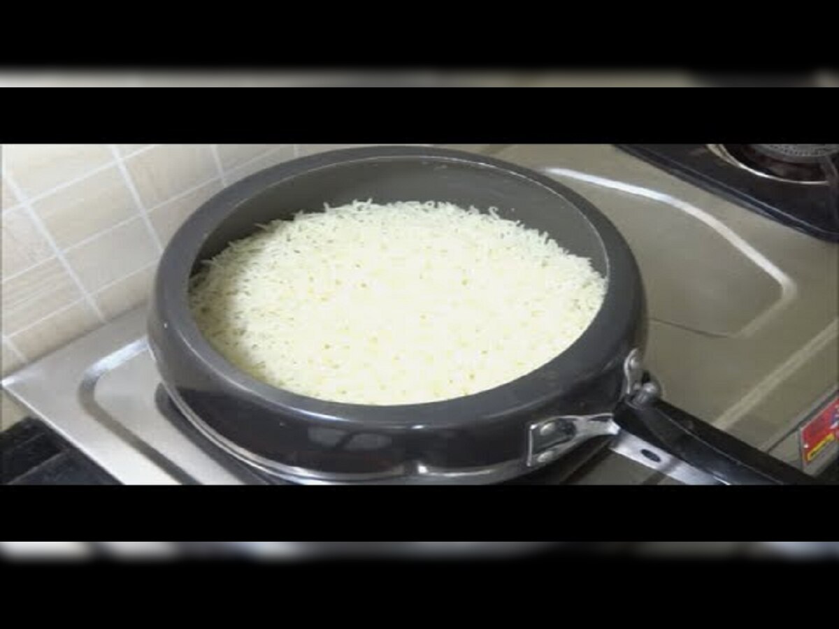 cooking tips: भात कुकरमध्ये शिजवावा की टोपात...जाणून घ्या योग्य पद्धत  title=