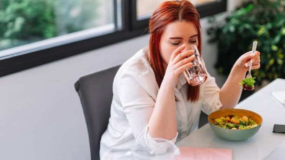 foods-with-water-disadvantages-of-drinking-water-after-a-meal-gs