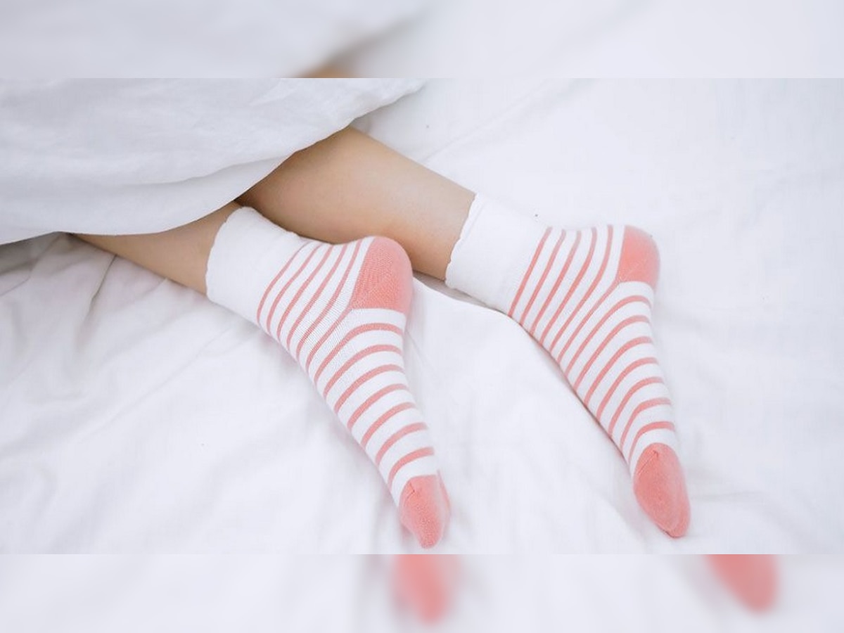 Socks Infection : थंडीत मोजे घालून झोपताय! तुम्हाला 'या' गोष्टींचा धोका  title=