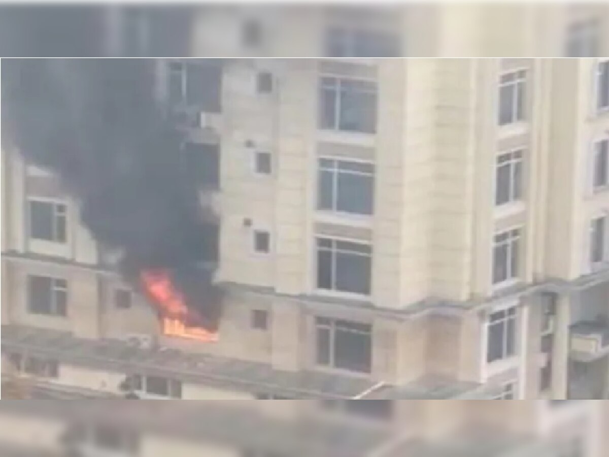 Breaking News : काबूलच्या हॉटेलमध्ये मुंबईतील 26/11 सारखा भ्याड हल्ला;  जीव वाचवण्यासाठी लोकांच्या खिडकीतून उड्या title=