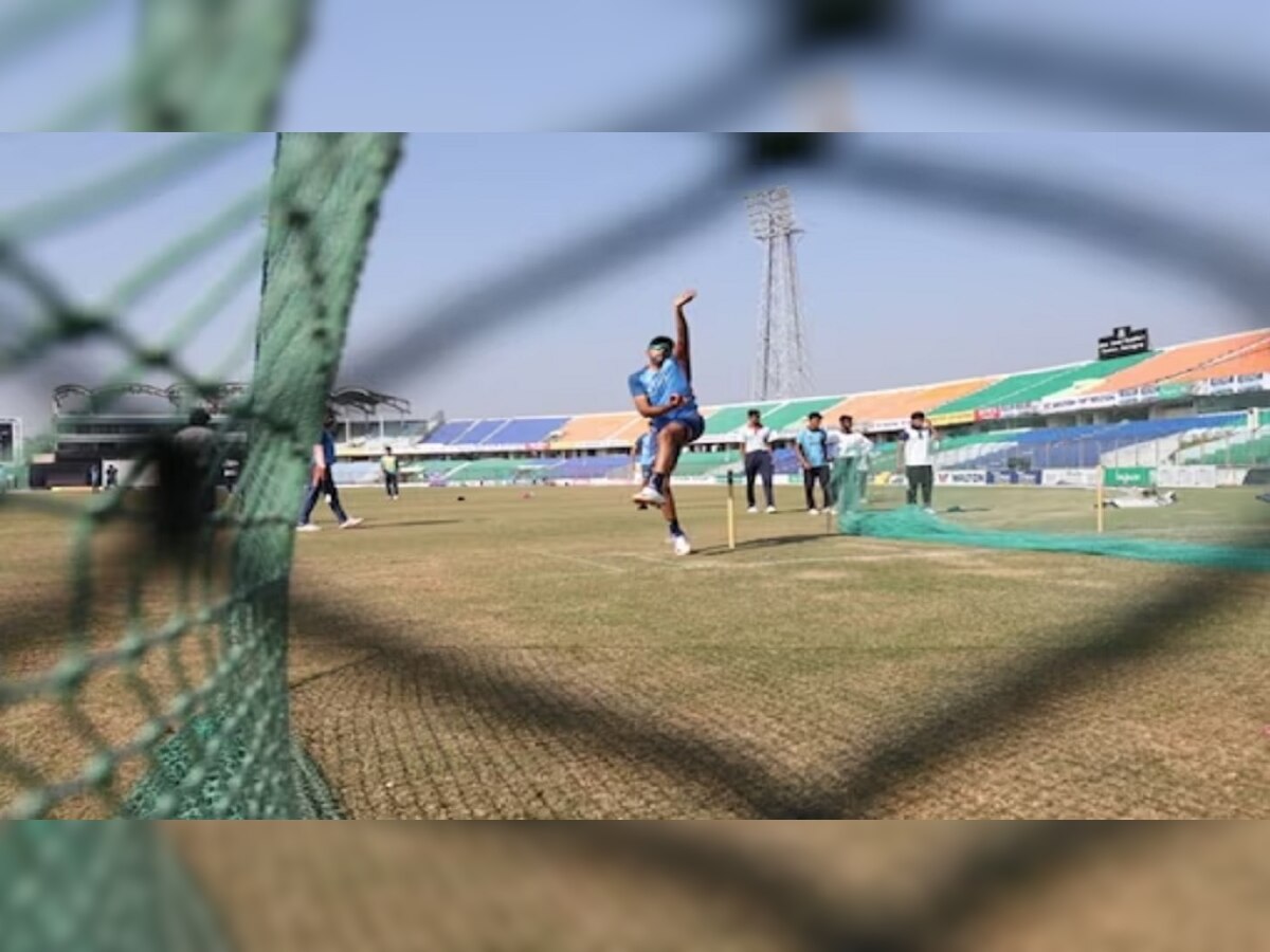 India vs Bangladesh : धक्कादायक! 'या' खेळाडूला मैदानातून थेट हॉस्पिटलमध्ये करावं लागलं दाखल, कोण आहे तो क्रिकेटर?  title=