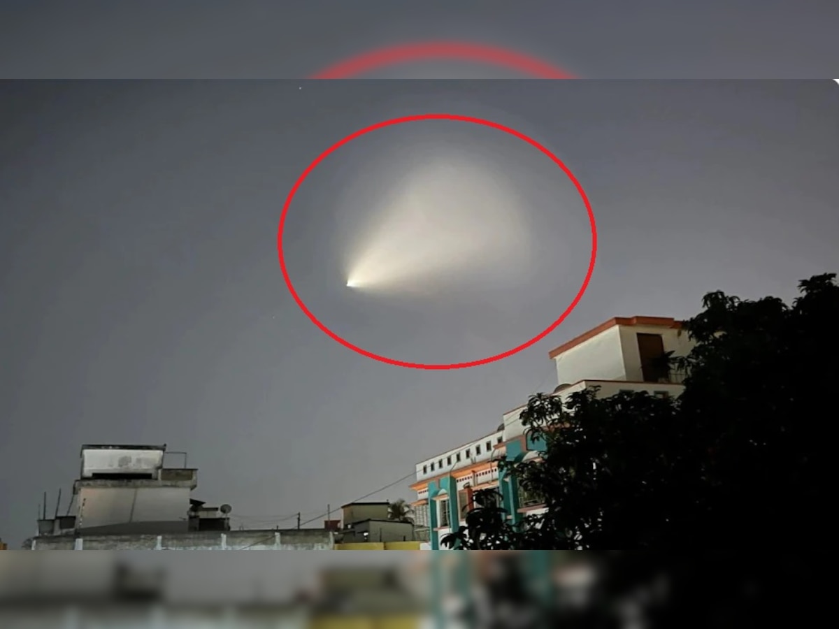 Mysterious Light : पश्चिम बंगालमध्ये आकाशात दिसलेल्या प्रकाशाचे गूढ वाढलं; पाहा Video title=