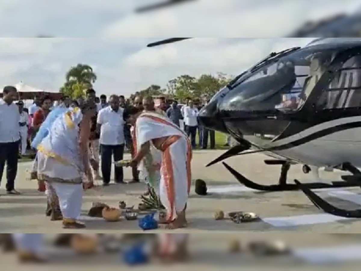 Video: नवं कोरं हेलिकॉप्टर घेऊन उद्योगपती थेट मंदिरात, तीन पुजाऱ्यांनी केली विधीवत पूजा title=