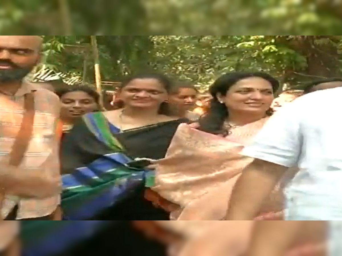 Video : न काही बोलता Rashmi Thackeray यांनी जिंकलं, ठाकरे घराण्यातील'Home Minister'ची मोर्चात जोरदार चर्चा title=