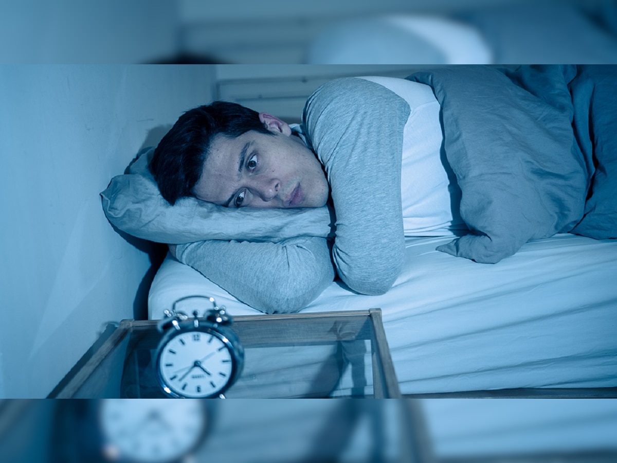Sleep Problem: खूप थकूनही रात्री झोपताना त्रास होतोय तर हा उपाय तुम्ही करायलाच हवा  title=