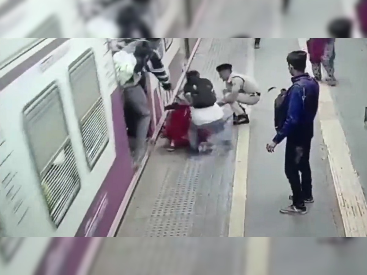 Mumbai Local Viral Video : पुन्हा तेच! धावती ट्रेन पकडताना माय-लेकी पडल्या आणि मग... title=