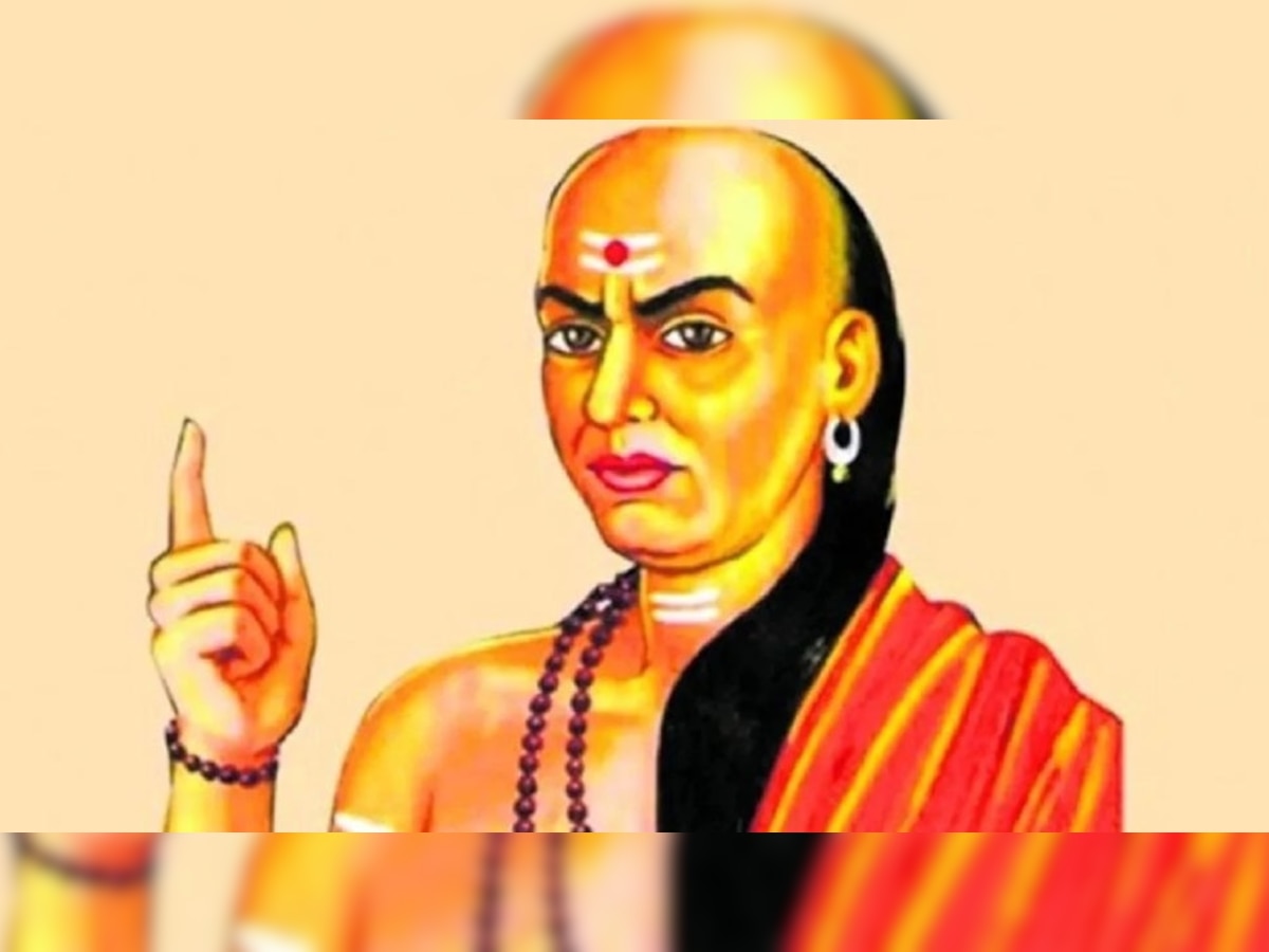 Chanakya Niti: हे 3 गुण ज्या लोकांमध्ये असतात, त्यांना आयुष्यभर समाजात मिळतो सन्मान; चाणक्य नीतित काय सांगितलेय... title=
