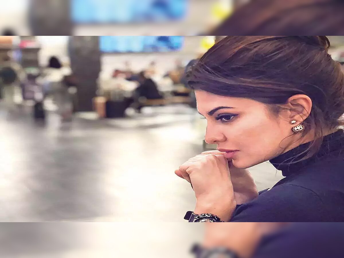 Jacqueline Fernandez ला प्रेम करणं पडलं महागात; आईला भेटण्यासाठी घ्यावी लागतेय परवानगी title=