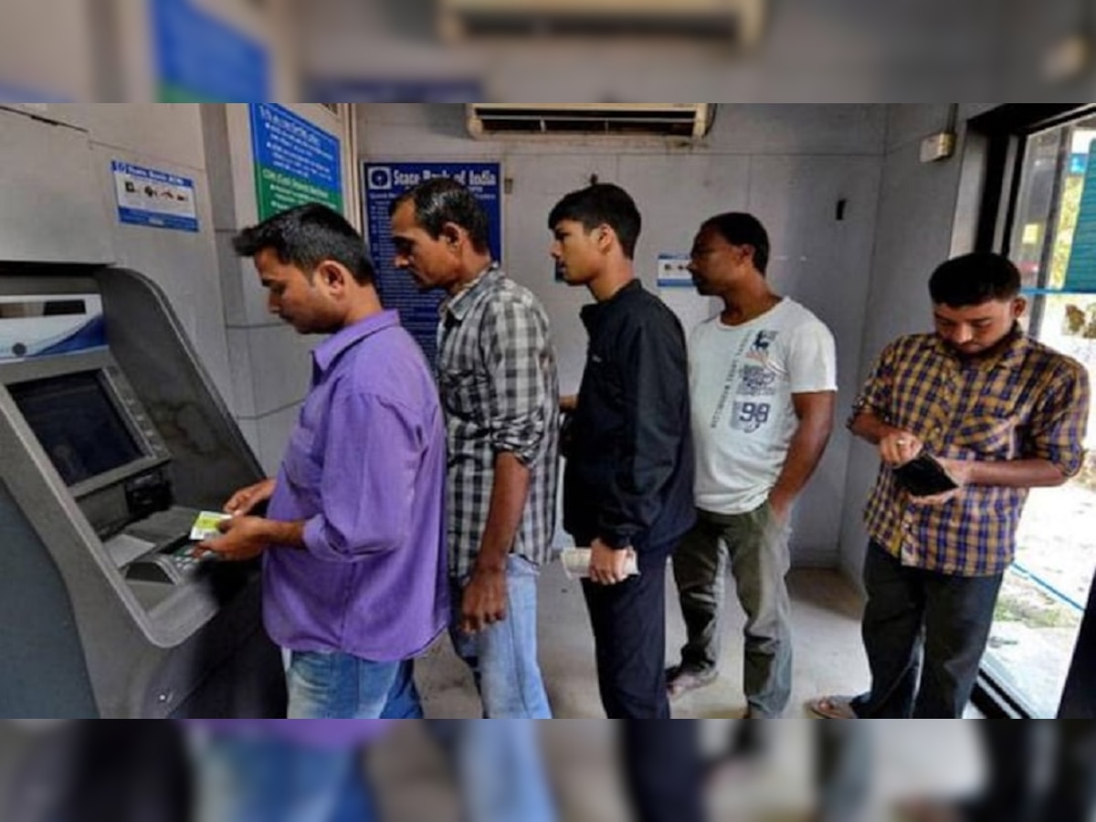 Viral Story : ATM मध्ये गेले आणि मालामाल झाले, घटनाक्रम वाचून आश्चर्याचा धक्का बसेल  title=