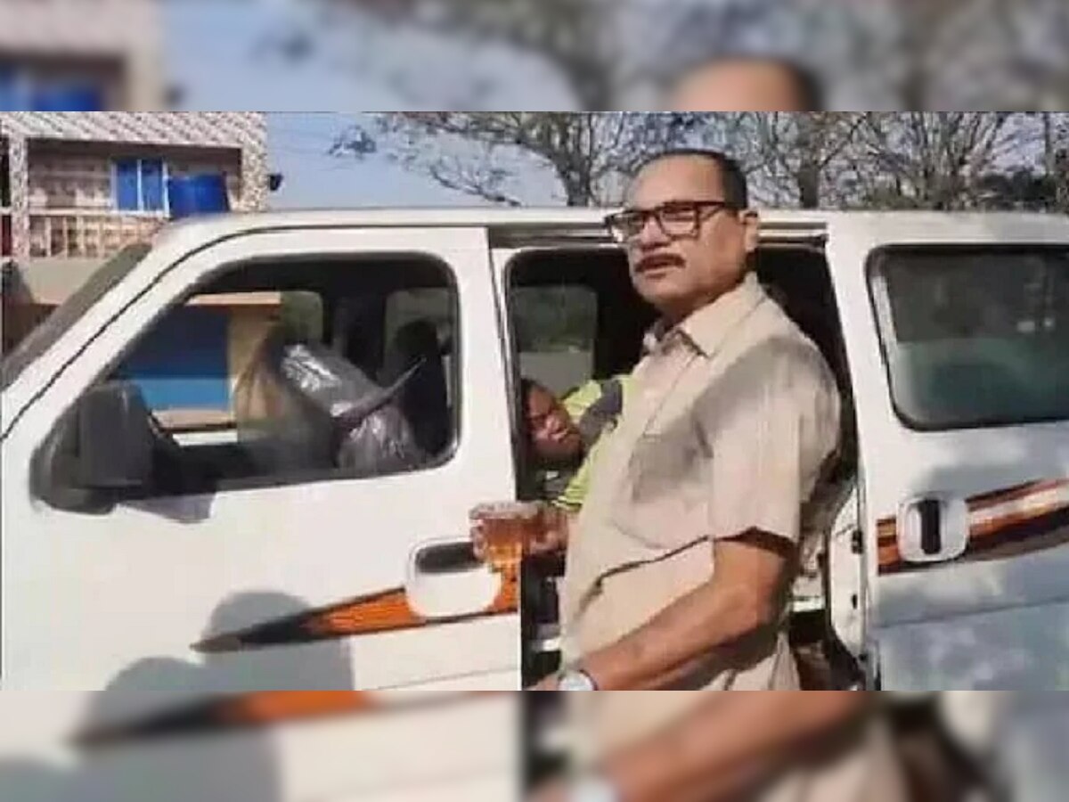 Viral Video: हॉस्पीटल ऐवजी वाईन शॉपसमोर Ambulance थांबवली आणि पेशंटला... ड्रायव्हरचा पराक्रम title=