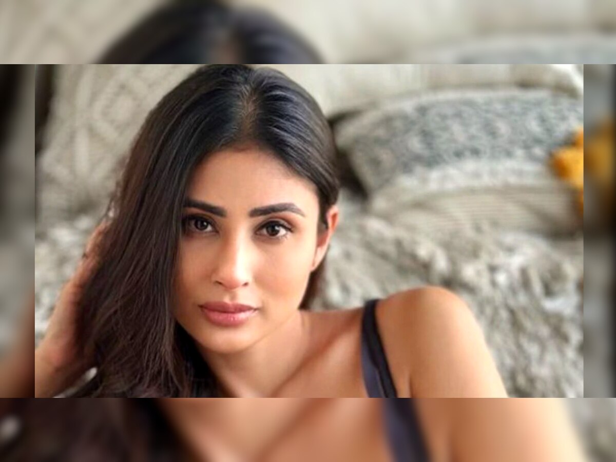 Mouni Roy : मौनी रॉयच्या बोल्डनेसने चाहते हैराण, शर्टची सर्व बटणं उघडली अन्... title=