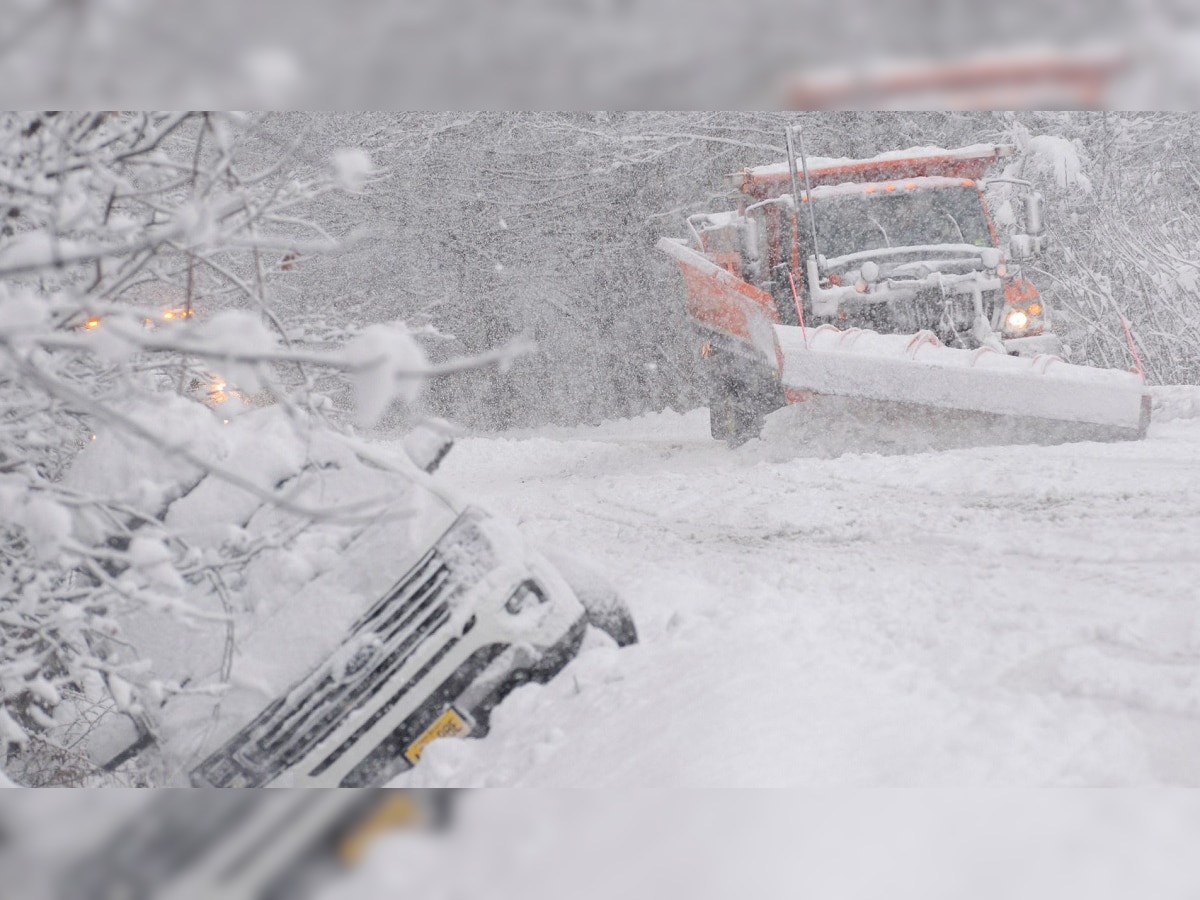 US weather: अमेरिका गोठली, जोरदार बर्फवृष्टीचे 16 बळी;  विमानसेवा ठप्प title=