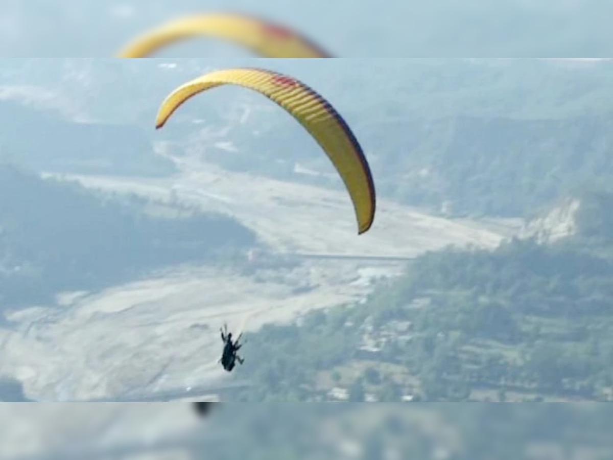 'सेफ्टी बेल्ट उघडला आणि...'; Paragliding करताना साताऱ्यातील तरुणासोबत घडली भयानक घटना title=