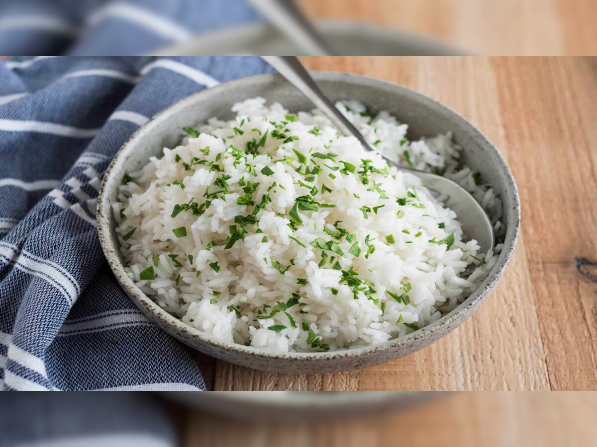 Cooking tips: घरी भात नेहमी चिकटच होतो का ? हॉटेल स्टाईल मोकळा भात बनवायचाय...ही घ्या टीप  title=