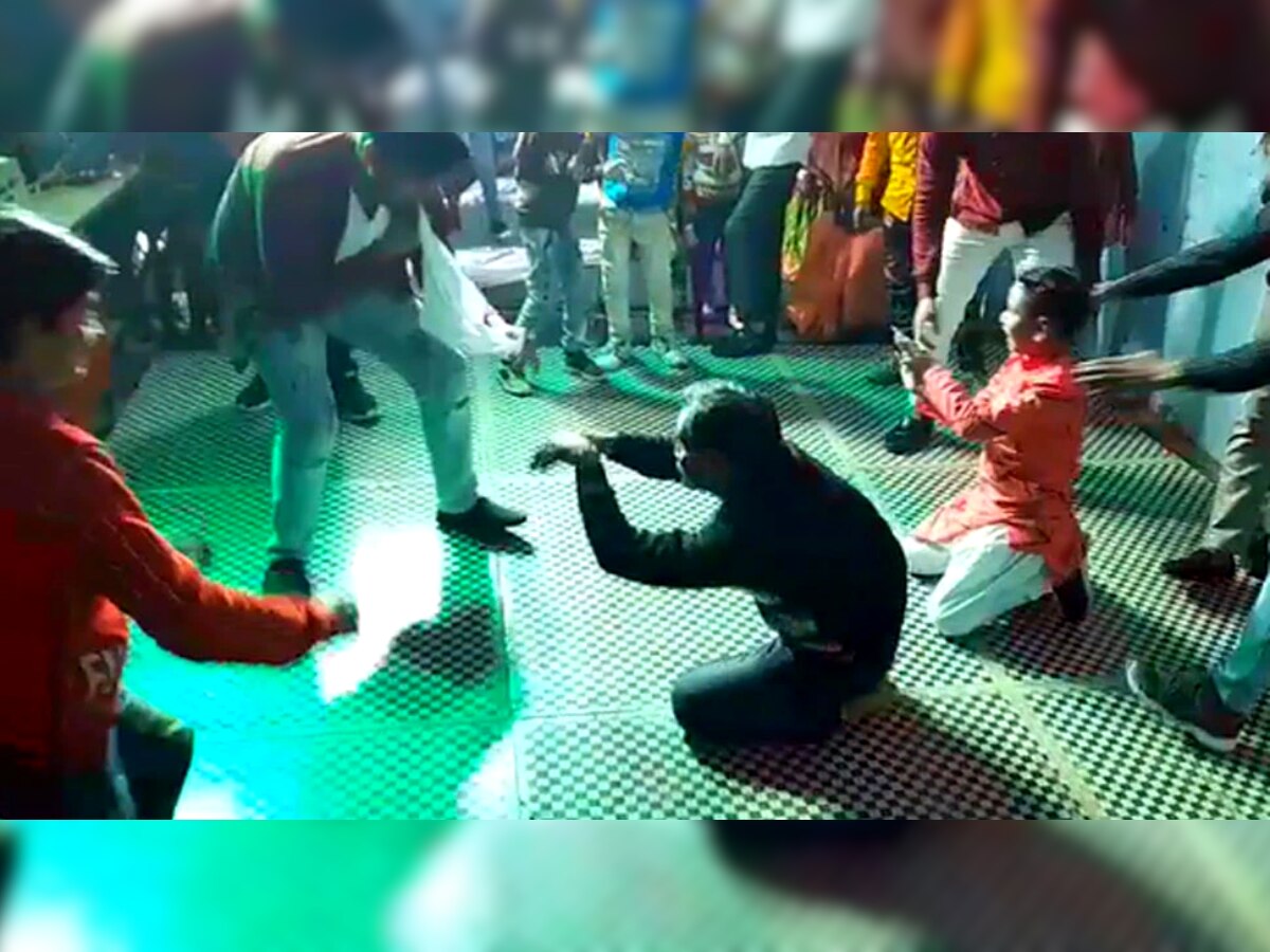Nagin Dance Video: असा नागिन डान्स श्रीदेवीने नगीनामध्येही केला नसेल...हसून हसून लोलपोट व्हाल! title=