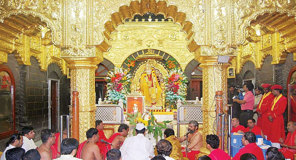 Shirdi Sai Baba Donation : साईंच्या चरणी यंदा तब्बल 'इतक्या' कोटींचं दान, तब्बल 3 कोटी भाविकांनी घेतलं दर्शन Shirdi Sai Baba Donation : साईंच्या चरणी यंदा तब्बल 'इतक्या' कोटींचं दान, तब्बल 3 कोटी भाविकांनी घेतलं दर्शन