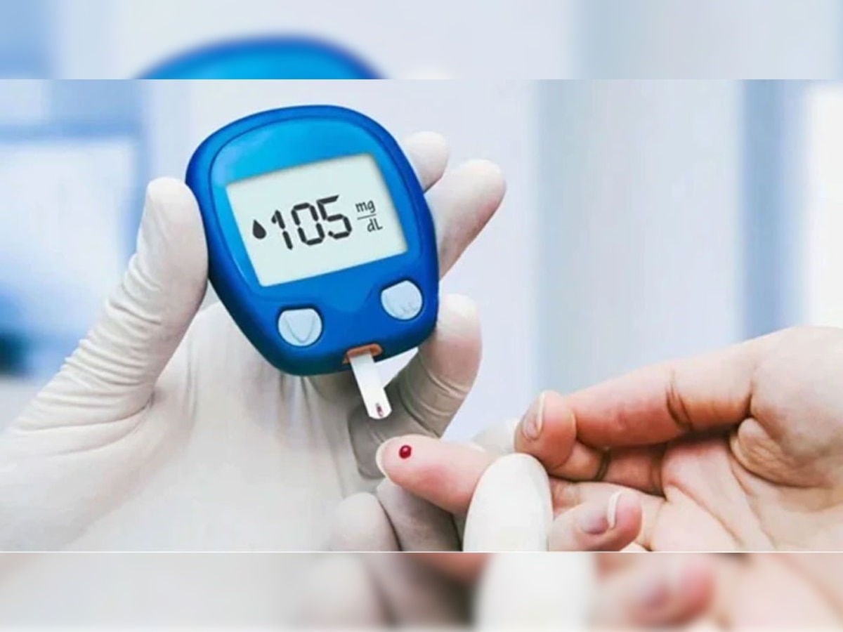 Blood Sugar Level: कोणत्या वयात, ब्लड शुगर पातळी किती असावी? डायबिटीजचा धोका असा ओळखा  title=